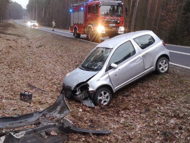 Kraksa w Nowinach. Toyota yaris wypadła z drogi (zdjęcia)