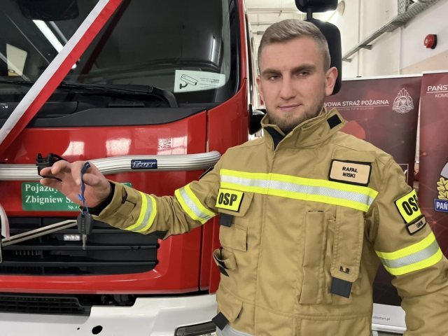 Druhowie z Gromu i zawodowcy ze Szczytna z nowymi samochodami bojowymi (zdjęcia)