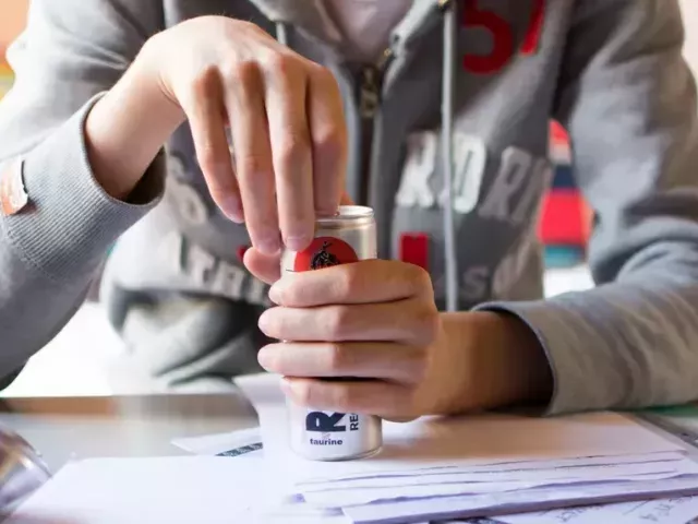 Koniec energetycznych „kopów” dla nastolatków! Zakaz sprzedaży energetyków nieletnim wszedł w życie