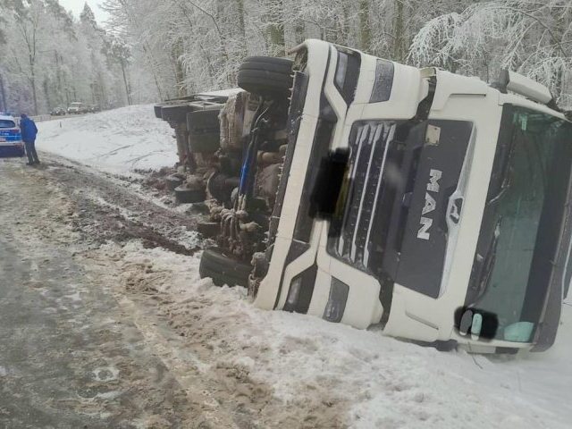 Ciężarówka w rowie. Kolizja na trasie Szczytno - Nowiny