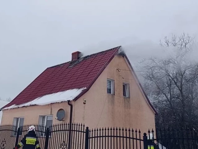 Pożar domu w Gromie. W akcji 15 strażaków