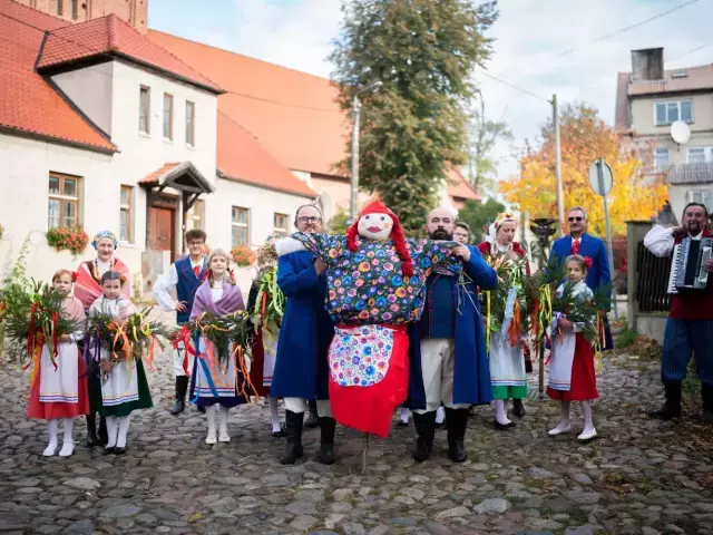 Zespół Pieśni i Tańca Jedwabno w obsadzie w serialu „Kryminalne Zagadki Mazur”