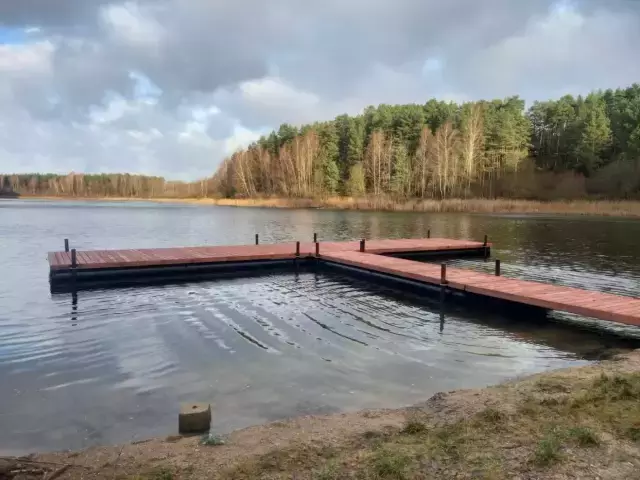 Nowy pływający pomost na jeziorze Romanek. Gmina inwestuje w rekreację
