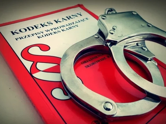 Fałszywe podpisy na fakturach, użycia cudzej karty. 62-latka usłyszała 33 zarzuty popełnienia przestępstw
