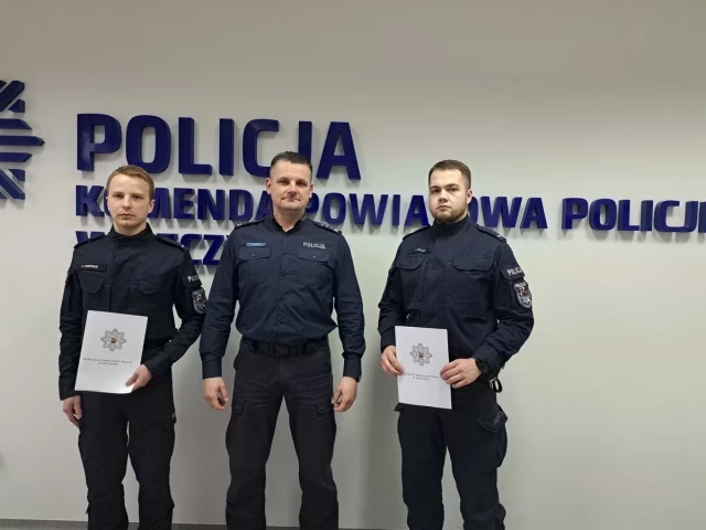 Nawet z narażaniem życia. Policjanci ze Szczytna wynieśli kobietę z płonącego budynku w Kowaliku