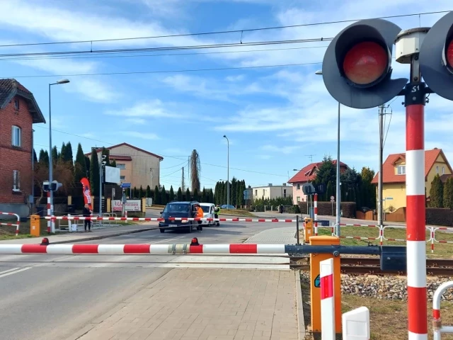Bez hamulców, bez rozsądku. Wjechał na przejazd kolejowy i wyłamał rogatkę