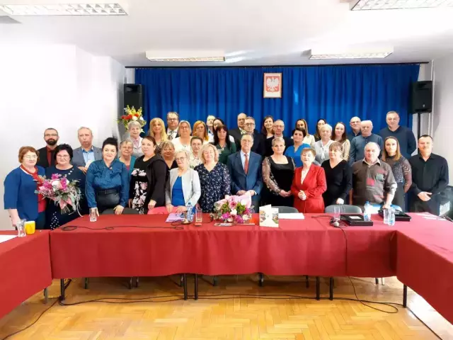Niespodziewana sesja korygująca budżet w Jedwabnie – droga za halą sportową w nowym planie