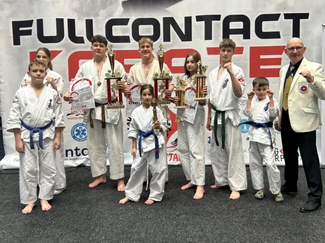 Mikołaj, Olaf i  Łucja z medalami mistrzostwa Polski