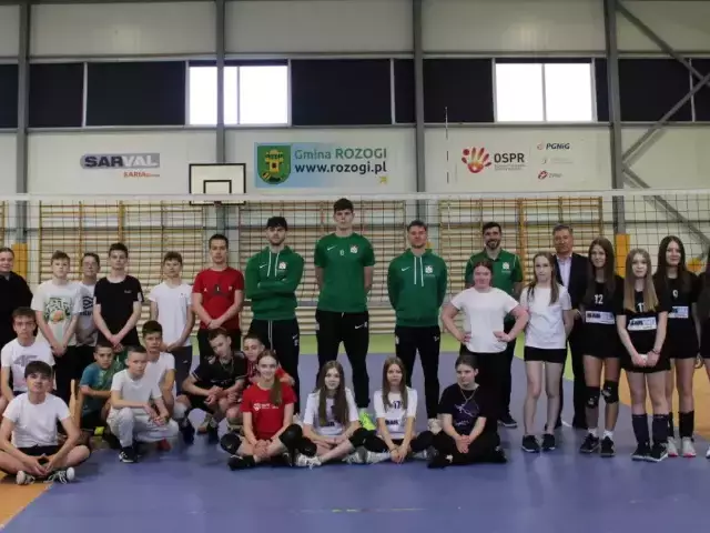 Siatkarskie emocje w Rozogach. Młodzi i ich idole razem na boisku