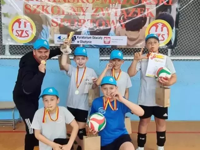 Ogromny sukces młodych zawodników. Siatkarze SSP 4 mistrzami województwa