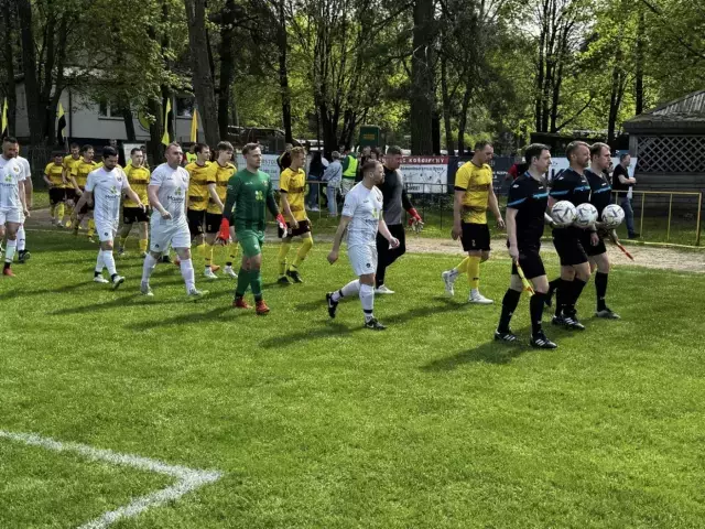 Decydująca druga połowa spotkania. Niepokonany lider wygrał z Wielbarkiem