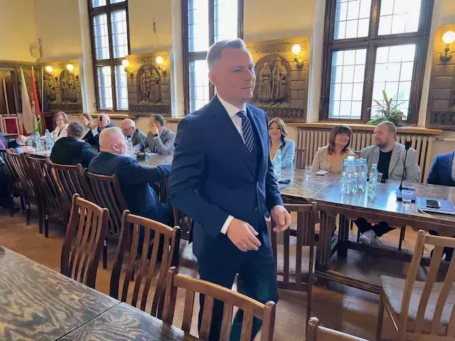 Inauguracyjna sesja Rady Miejskiej Szczytna. Poznaj nowego burmistrza i nowych radnych (wideo)