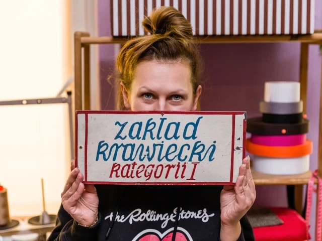 Z pracowni dziadka do światowych wybiegów. Tajemnica torebek Karoliny Audyckiej