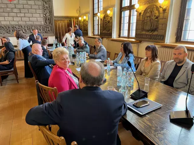 Ile będzie zarabiał nowy burmistrz? Czy radny straci pracę? Tego dowiemy się na dzisiejszej sesji (oglądaj na żywo - wideo)