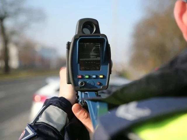 116 km/h w obszarze zabudowanym. Kierowca bez prawa jazdy i uboższy o 2 tys. zł