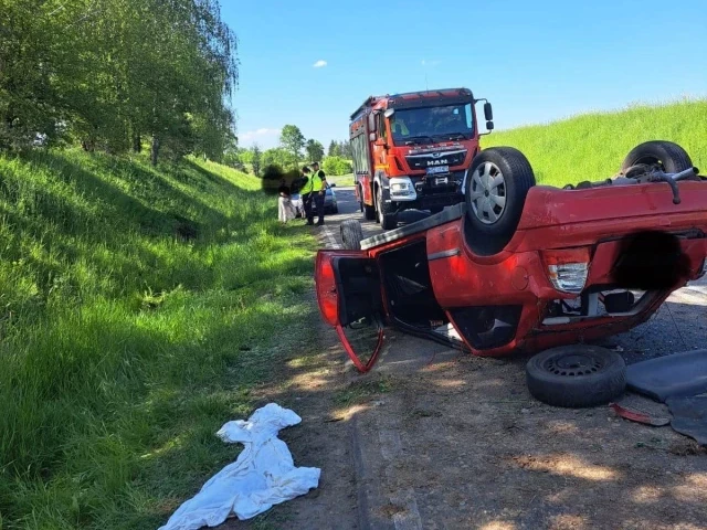 Groźny wypadek pod Pasymiem. Opel dachował, młody kierowca w szpitalu (zdjęcia)