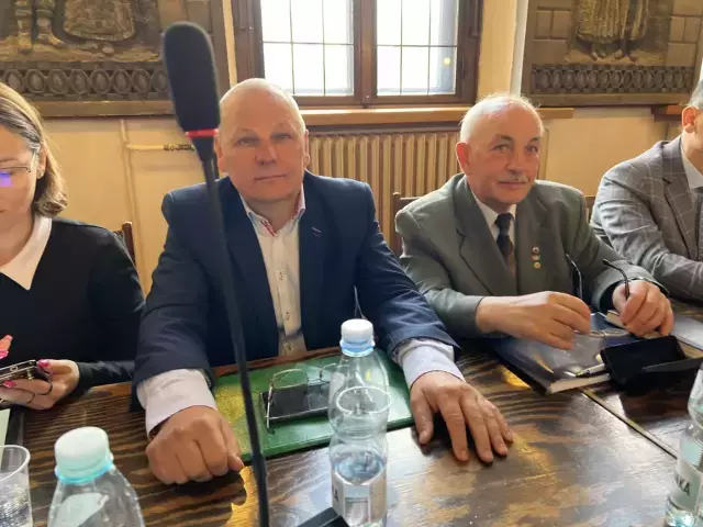Dyskusja o zwolnieniu radnego bez rozstrzygnięcia