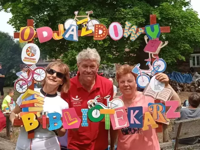 Rowerowy rajd z książką rozgrzał serca... nie tylko czytelników (zdjęcia)
