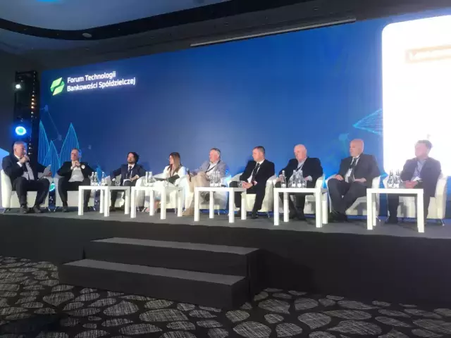 Prezes Krzysztof Karwowski moderuje pierwszą sesję na Forum Technologii Bankowości Spółdzielczej