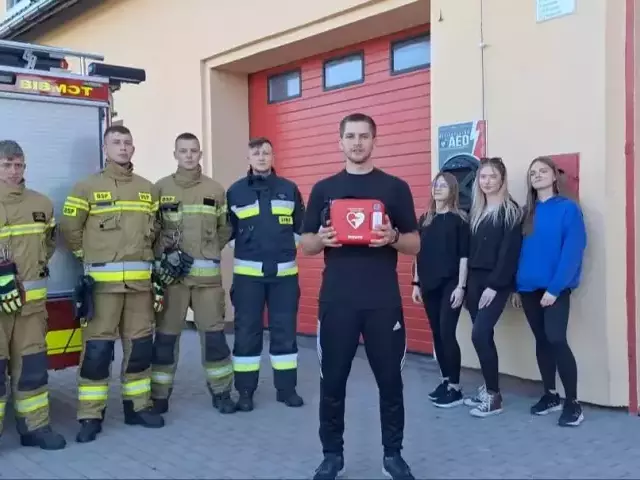 Jak uratować życie z pomocą defibrylatora? Druhny i druhowie z Olszyn pokazują jak to zrobić (wideo)