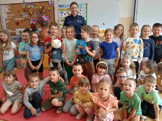 Policjanci uczą bezpieczeństwa przed wakacjami
