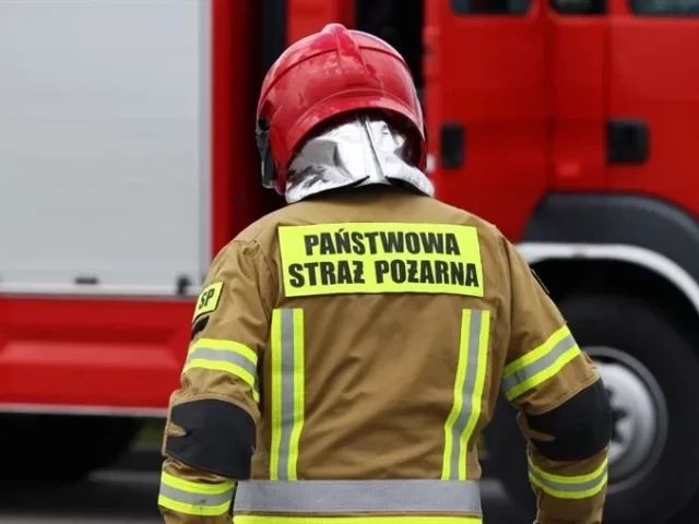 Kolizja samochodu przewożącego chemikalia. Droga Występ - Długi Borek zablokowana