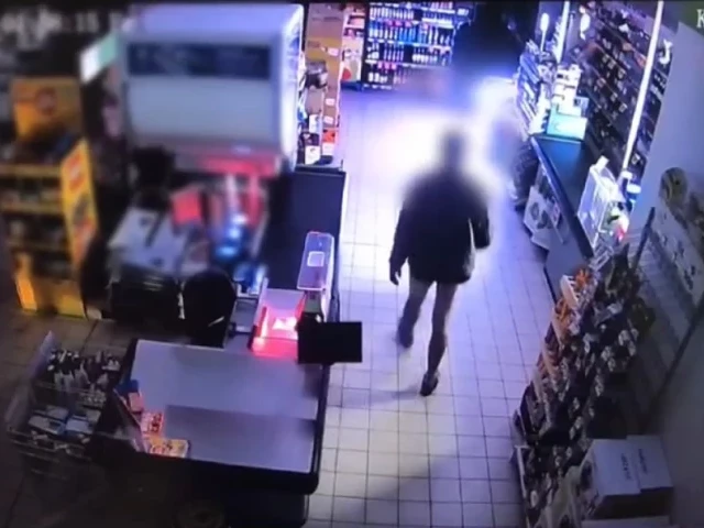 Nocne „zakupy” na całego. „Włamanie autem” do Stokrotki w Rozogach. Łupem 3 flaszki alkoholu (wideo, zdjęcia)