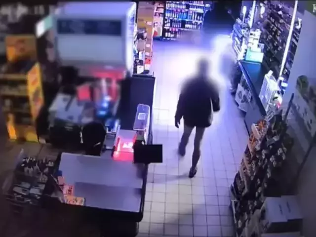 Nocne „zakupy” na całego. „Włamanie autem” do Stokrotki w Rozogach. Łupem 3 flaszki alkoholu (wideo, zdjęcia)
