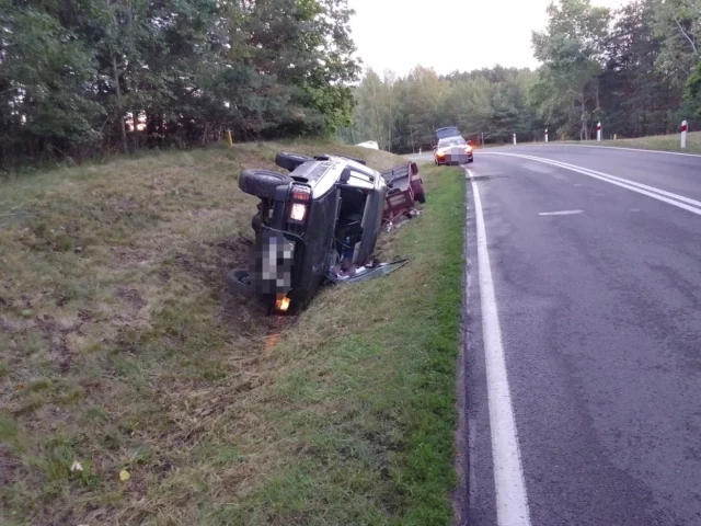 Auto w rowie. Groźna kolizja na drodze krajowej nr 53 (zdjęcia)