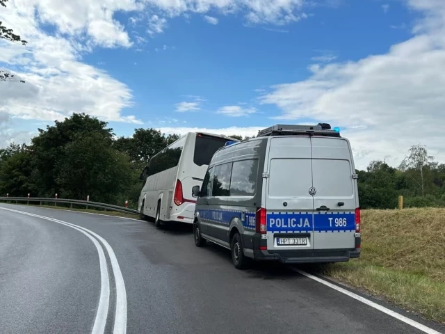 Kolizja na trasie Szczytno - Pasym. Autobus oparł się o przydrożną barierę