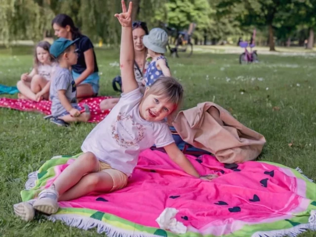 Musical Babies na trawie, czyli kreatywny język angielski z Tomaszem Banulem dla najmłodszych