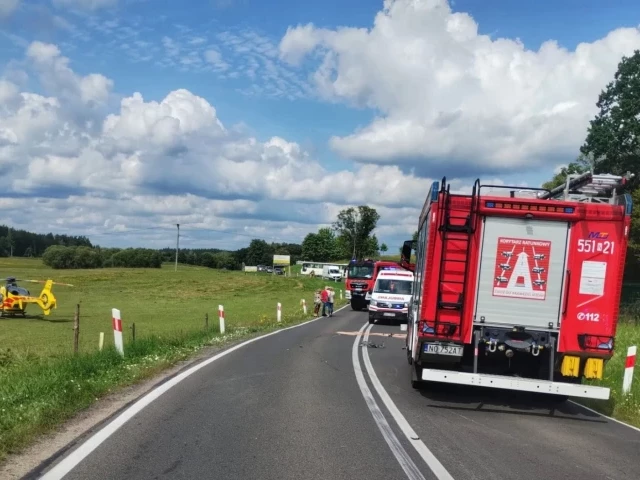 Wypadek motocyklisty z osobówką w Gromie. DK-53 zablokowana