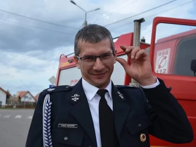 Strażacy z OSP Wilamowo składają życzenia prezesowi Tomaszowi Dąbkowskiemu