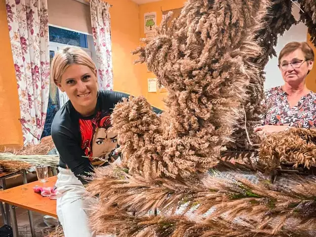 Serce rolnictwa w każdym źdźble. Orzeszki przygotowują wieniec dożynkowy