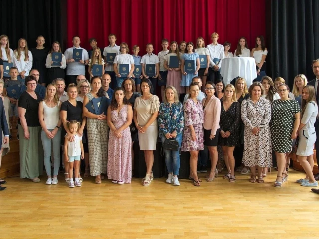 Wysokie wyniki, wielkie sukcesy – 37 uczniów otrzymało stypendia burmistrza