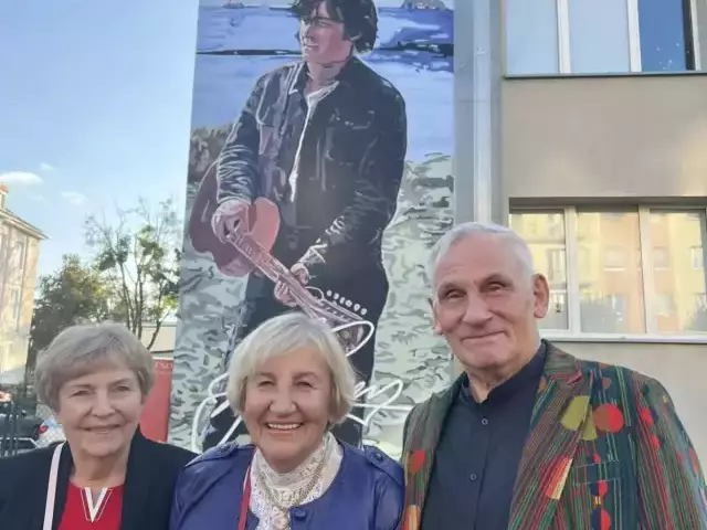 Mural Krzysztofa Klenczona odsłonięty w Szczytnie. Zaskakująca historia z premierem Tuskiem w tle