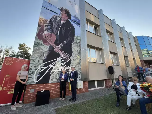 Mural Krzysztofa Klenczona odsłonięty w Szczytnie. Zaskakująca historia z premierem Tuskiem w tle