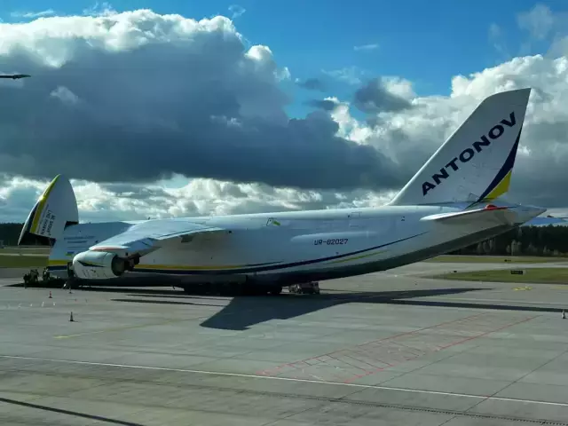Gigant nad Szymanami – Antonov 124 wylądował na lotnisku!