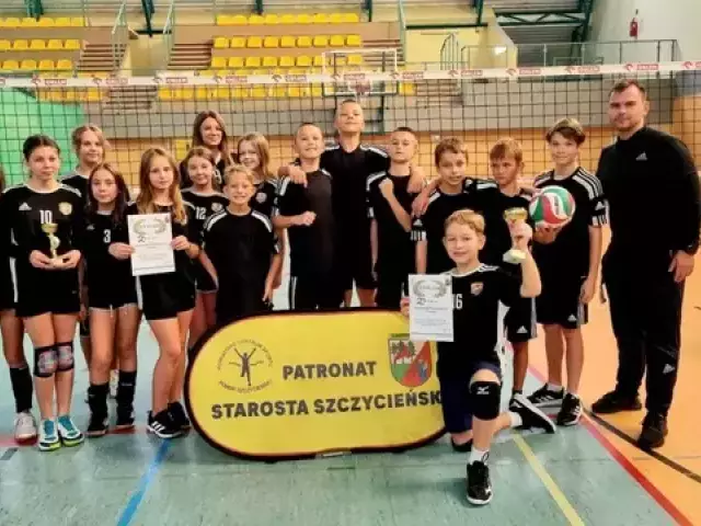 Mistrzowska passa Sportowej „Czwórki” – awans w mini siatkówce