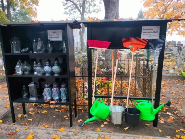 Pasym ułatwia pielęgnację grobów – grabie i konewki na wyciągnięcie ręki!
