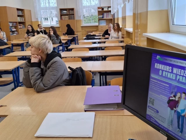 54 uczniów sprawdza się w konkursie PUP – finał już w listopadzie (zdjęcia)