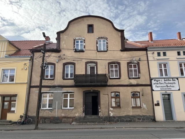 Zabytkowa kamienica w Wielbarku na skraju upadku. Mieszkańcy w niepewności