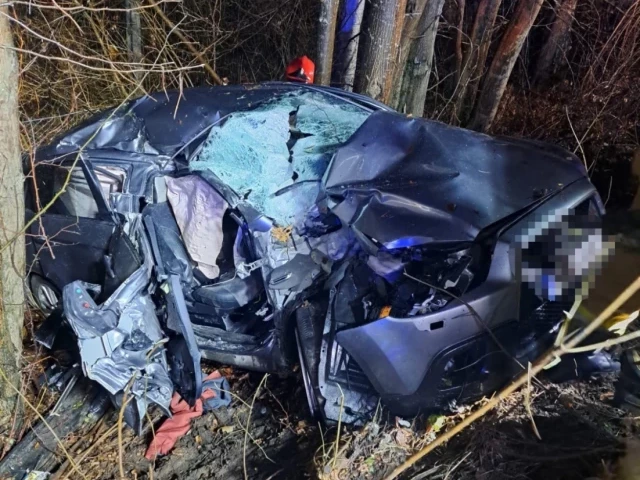 Groźny wypadek na trasie Pasym – Jedwabno. Ranny młody kierowca (zdjęcia)