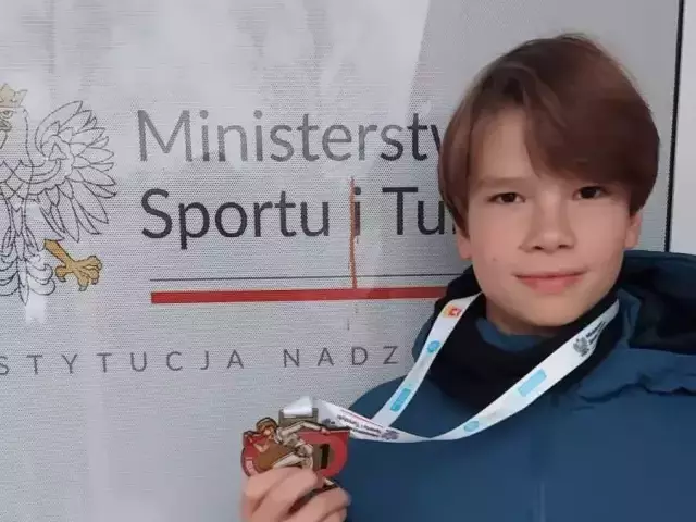 Krzysztof Herman na szczycie. Młodzi mistrzowie ze Szczytna podbijają krajowe finały lekkoatletyczne!
