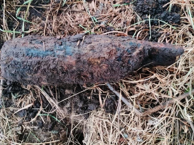 Pod ziemią historia wciąż żyje – saperzy zabezpieczyli pocisk w Wielbarku