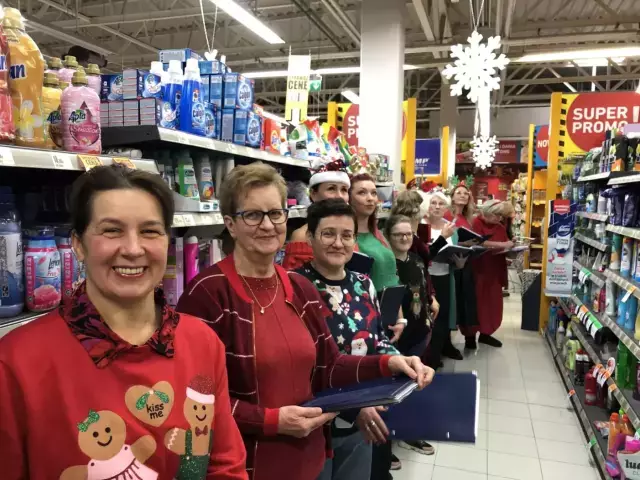Pianino w markecie i magia kolęd – jak chór Pasjonata zaskoczył klientów sklepu Intermarche