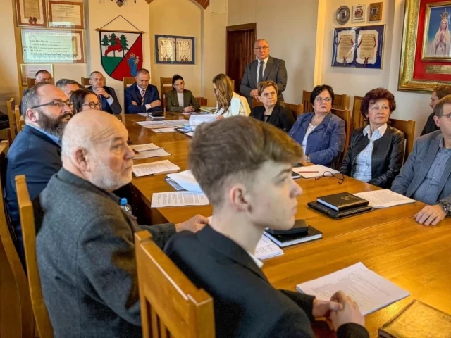 Będzie „nowe pogotowie”? Powiat przyjął budżet na 2025 rok. Na co pójdą 147 miliony?