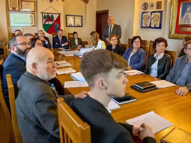 Będzie „nowe pogotowie”? Powiat przyjął budżet na 2025 rok. Na co pójdą 147 miliony?