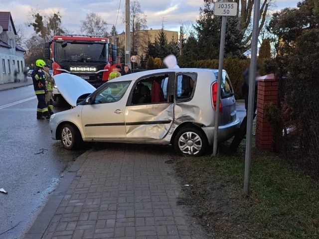 Dwie kolizje jednego dnia. Niebezpiecznie na drogach powiatu - wydano ostrzeżenia o oblodzeniu