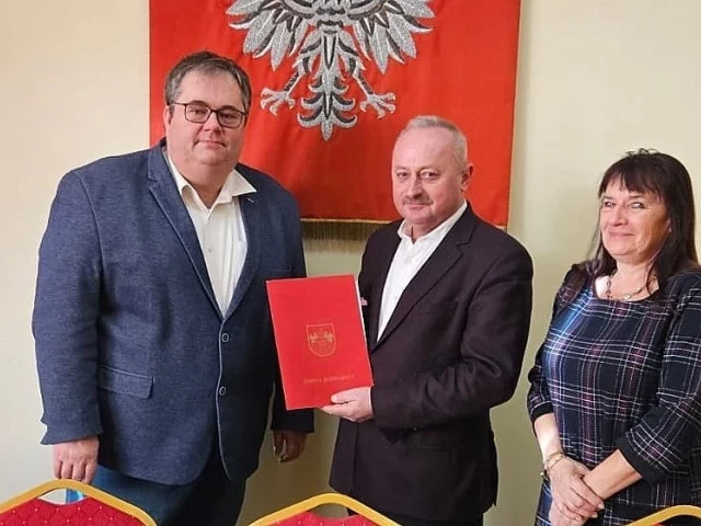 Kamery i GPS zamiast opiekunów. Zmiany w dowozach uczniów budzą niepokój rodziców